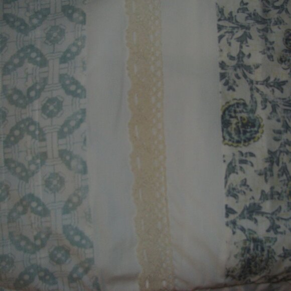 QUEEN SIZE DUVET COVER WITH 2 QN. SHAMS, 2 DECOR PILLOWS AND 2 SQ. PILLOW SHAMS - Picture 9 of 12